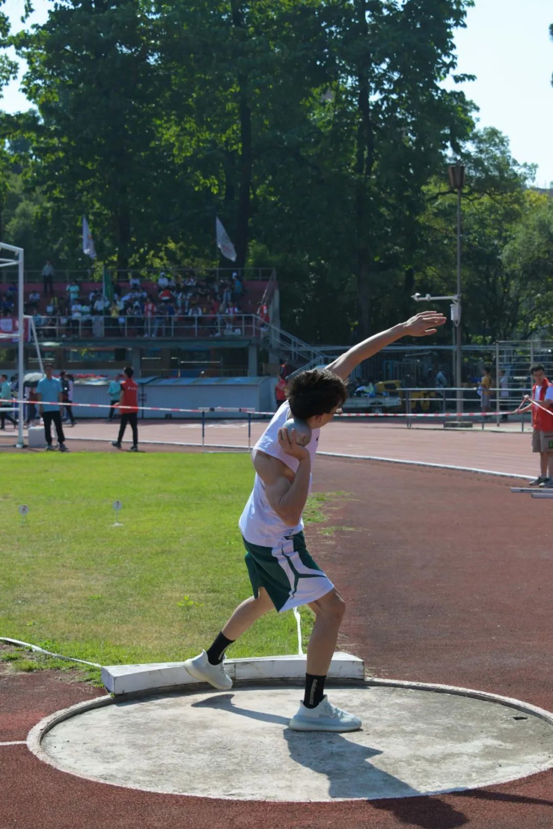 学生男子铅球(摄影:徐丽雅)