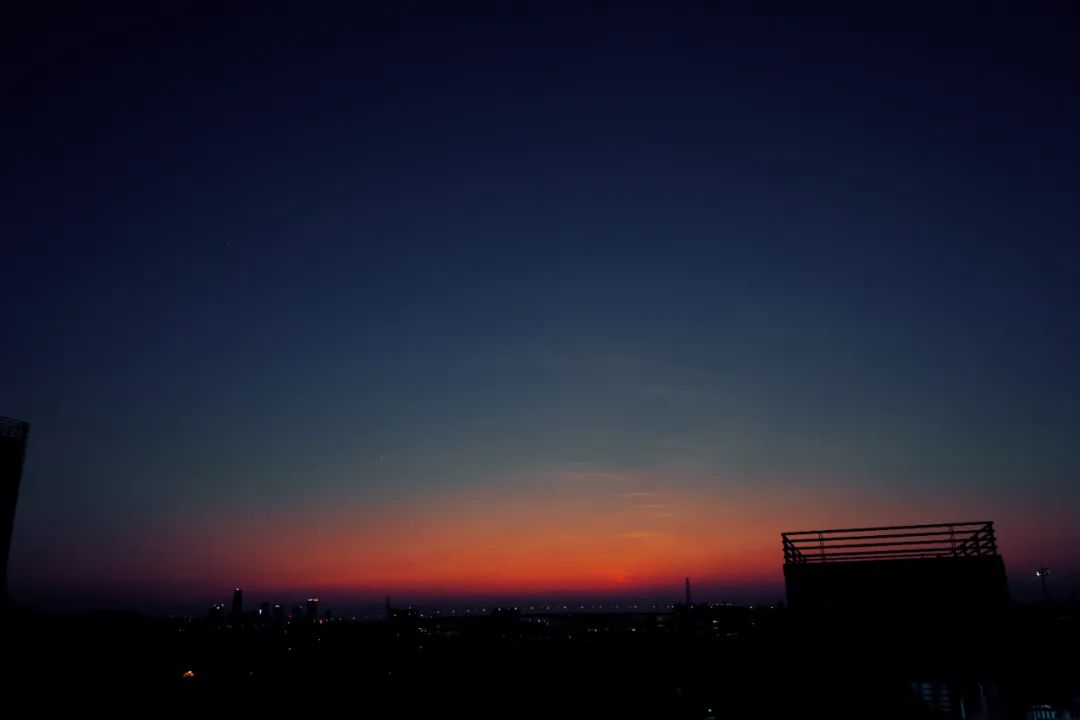 图|&nbsp;黄昏与夜晚交汇时分