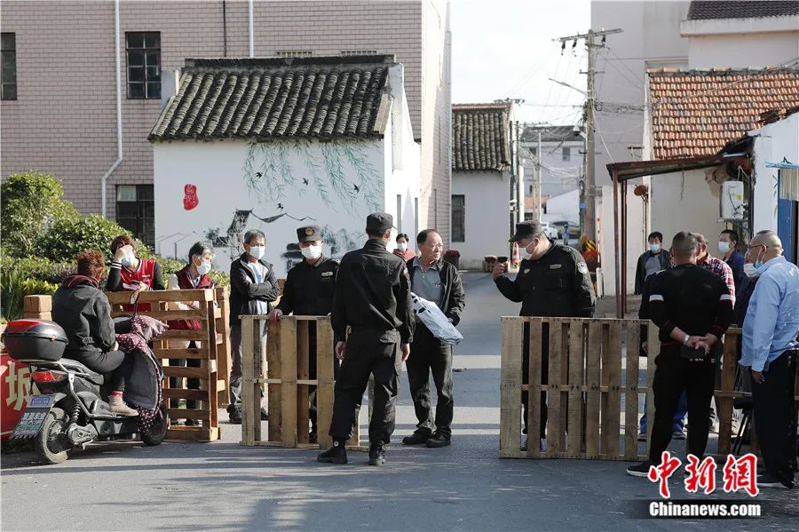 营前村各个路口已经被封闭,行人、车辆只进不出。殷立勤 摄