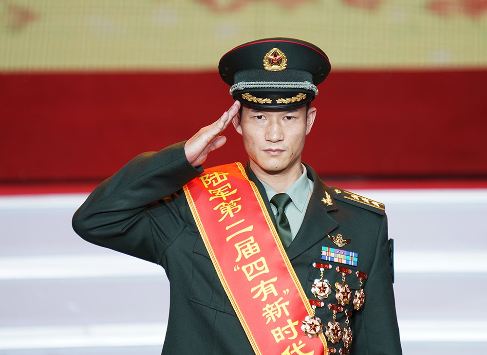 陆军举行第二届"四有"新时代革命军人标兵颁奖仪式--军事--人民网