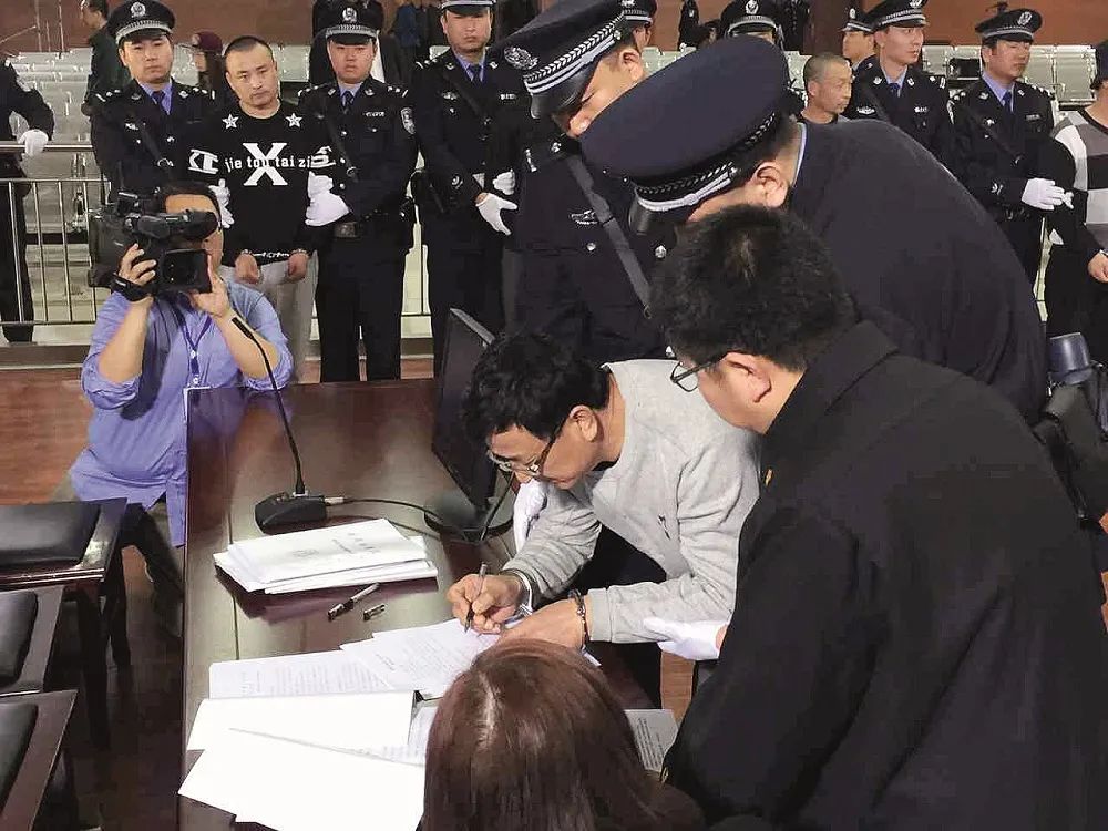 2016年4月14日,辽宁朝阳市中级人民法院对公安部部督2015一号特大盗掘古文化遗址、古墓葬系列案件作出一审判决,首要主犯姚某数罪并罚被判处死刑,缓期二年执行。主犯现场确认签字。摄影/本刊记者 禹瑞斋