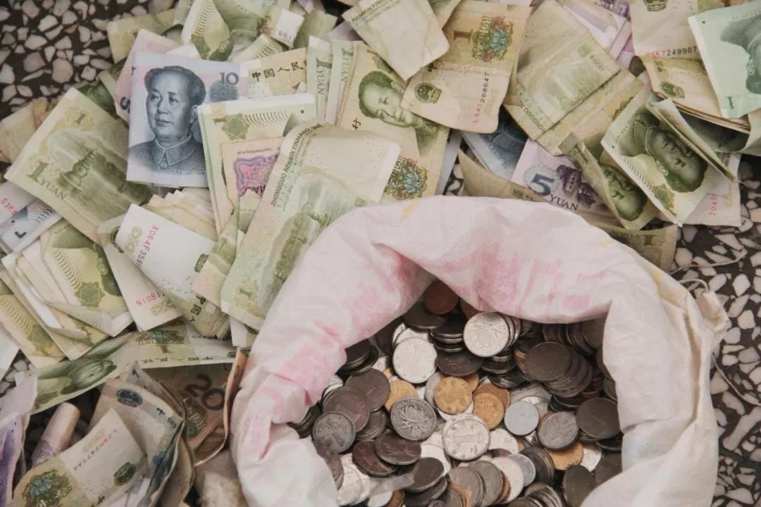 4斤早产儿医院苦熬近百日 爷爷难抵思念拎一袋子零钱"救急"