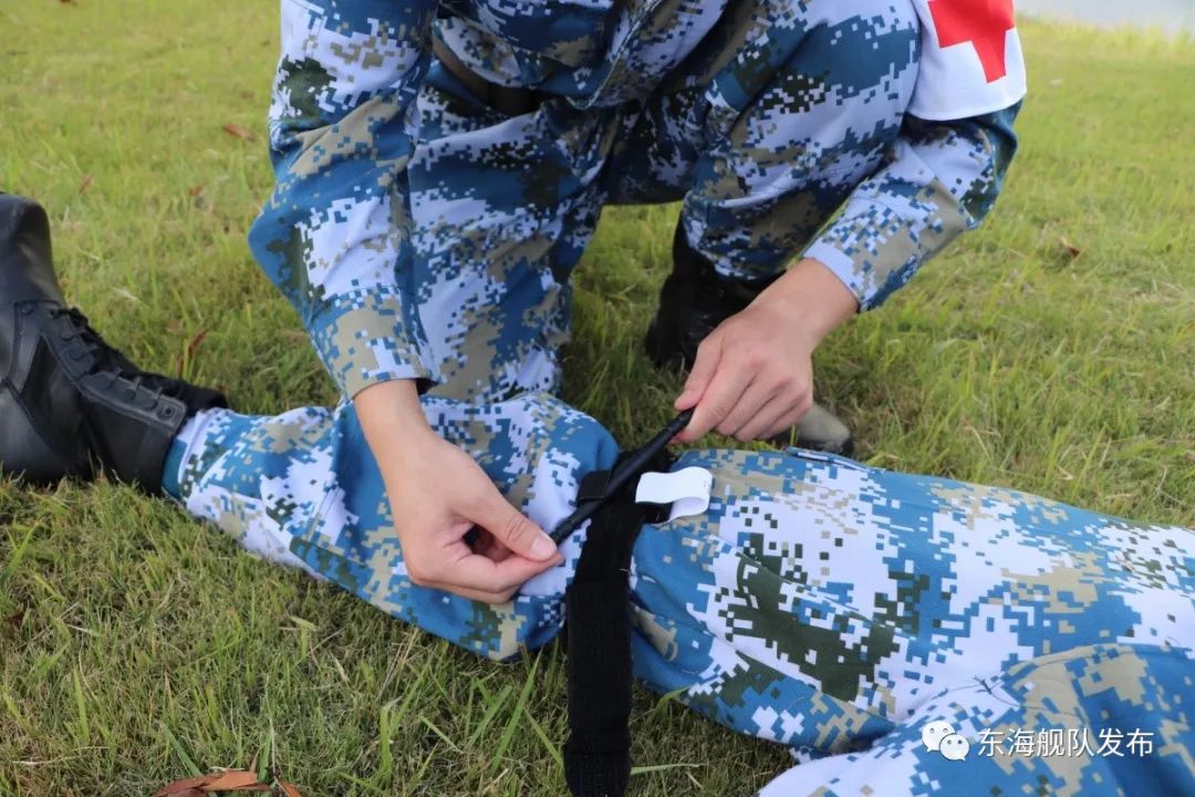 缠绕一周将自粘带插入扣带环旋压式止血带止血法战伤出血,尤其是动脉
