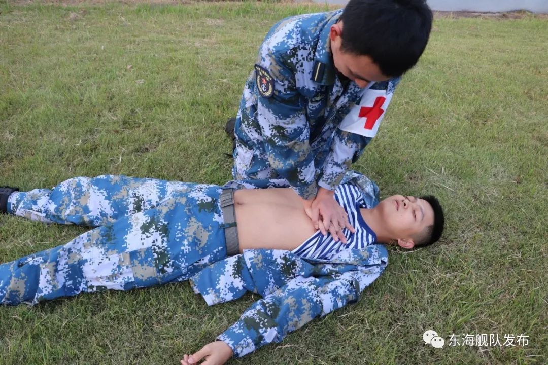 心跳骤停的伤员采取的一系列徒手急救措施,包括胸外按压和人工呼吸