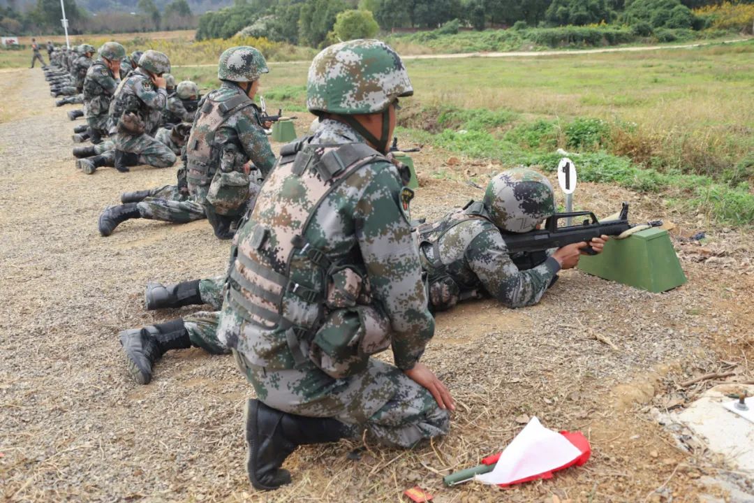 东部战区新兵首次实弹射击 4人打出5发子弹50环(图)|实弹射击_新浪