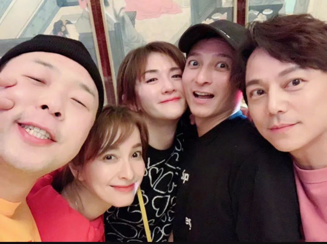 快乐家族齐穿古装,何炅年过40依旧玉树临风,谢娜吴昕美成姐妹花