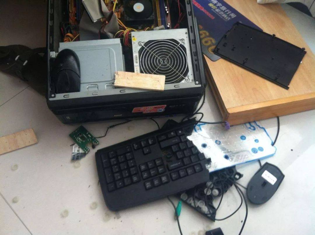 黑龙江男子持斧头,铁钳子去教育局一顿乱砸,什么仇什么怨?