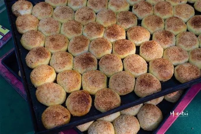 络绎不绝的人从繁华老街上走过,又为那飘香的美食而驻足,选择这份难得