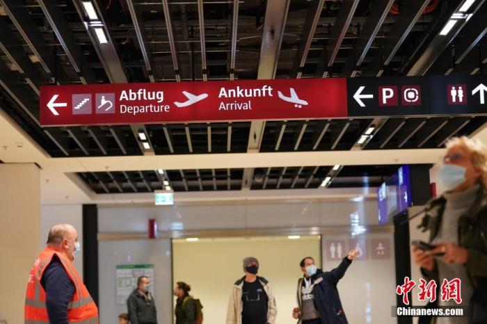 当地时间10月31日，延宕达九年之久的德国柏林新机场正式启用。图为旅客在柏林新机场T1航站楼内。中新社记者 彭大伟 摄