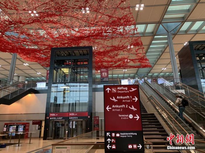 当地时间10月30日上午，柏林新机场T1航站楼内已经准备就绪，等待正式启用。中新社记者 彭大伟 摄