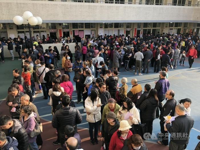 图为新北市一处投票所民众排队等待投票。 台湾“中央社 ”图