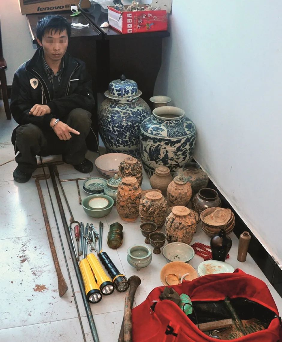 2010年7月,四川青神县公安局成功破获一盗墓团伙案,缴获、追回明代文物102件以及盗墓作案工具。盗墓贼在指认所盗文物。摄影/本刊记者 刘忠俊