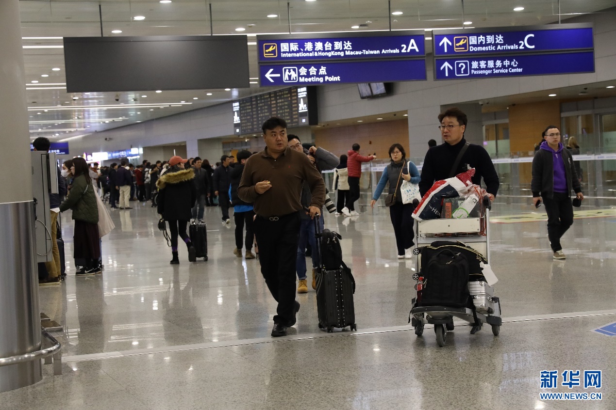 上海浦东国际机场鼠不尽的祝福为旅客送去新年好运
