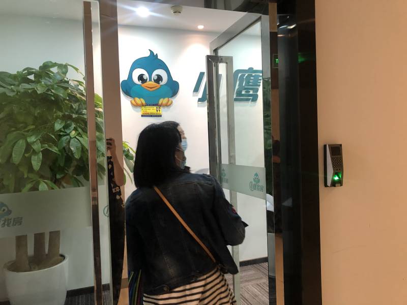 房东和租客在小鹰找房广州办公室商讨解决办法。受访者供图