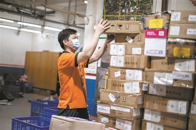 快递员在整理快递。 广州日报全媒体记者陈忧子 摄