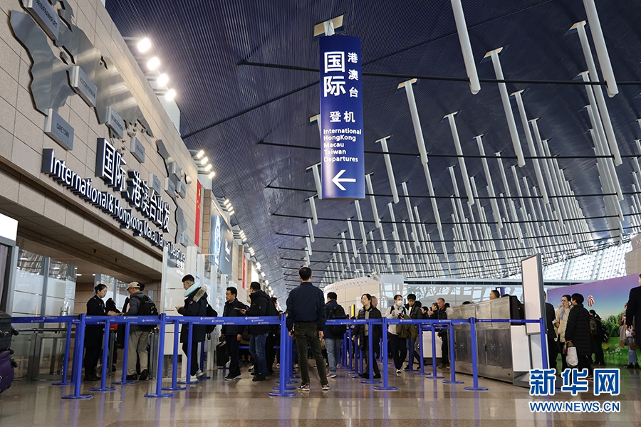 上海浦东国际机场鼠不尽的祝福为旅客送去新年好运