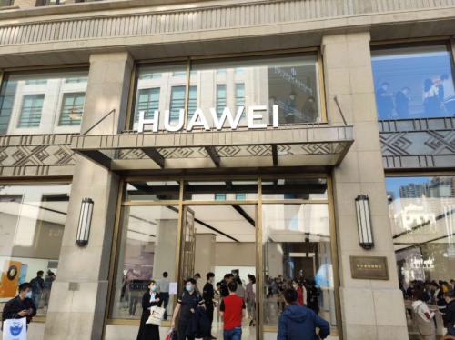 华为缺货！现场探访：Mate 40系列开售24小时 门店预订都成了难题