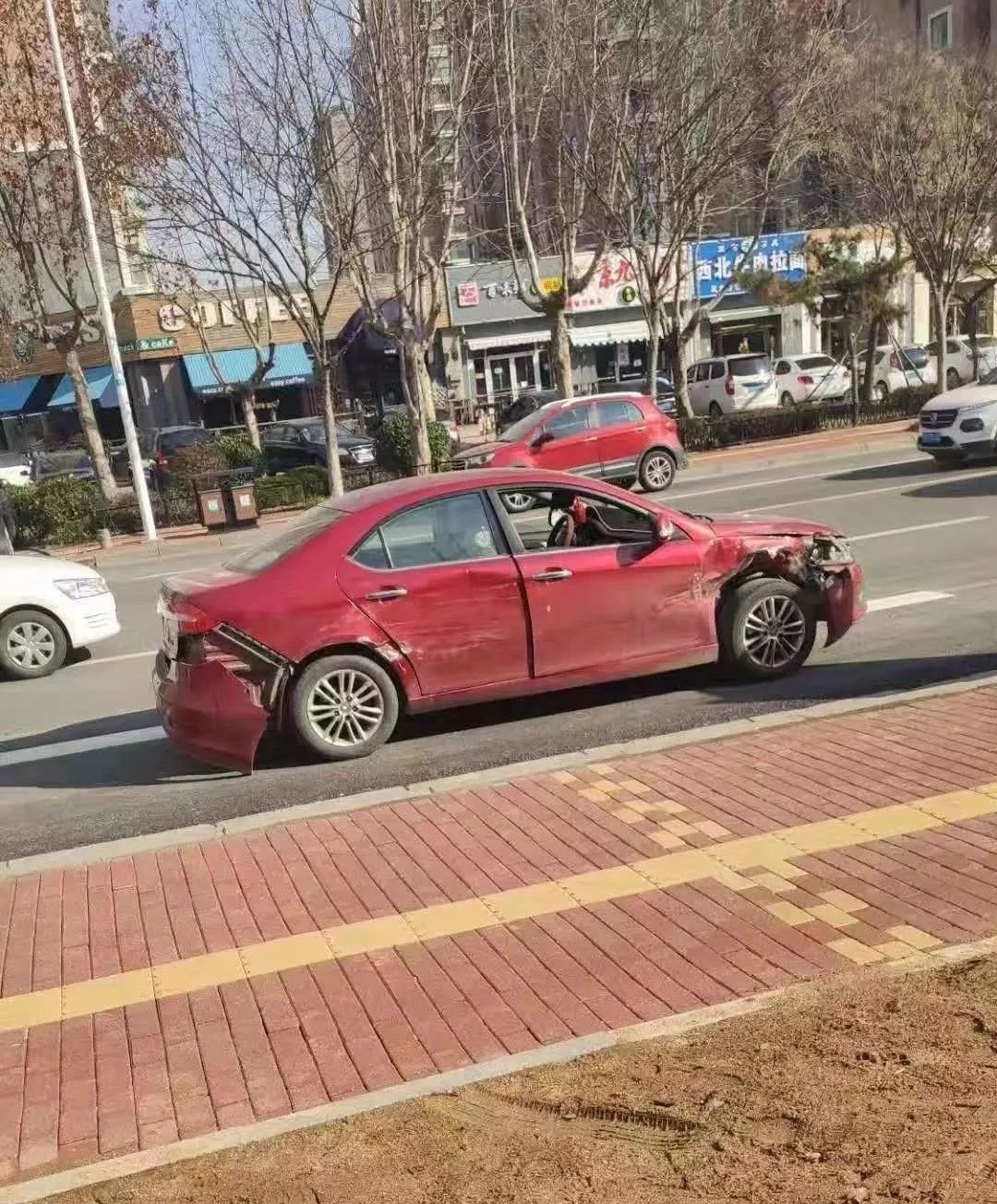 事发青岛!一小区门口发生车祸,车头撞碎!过年回家要注意这些!