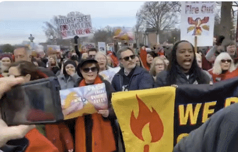 杰昆·菲尼克斯在游行队伍中间