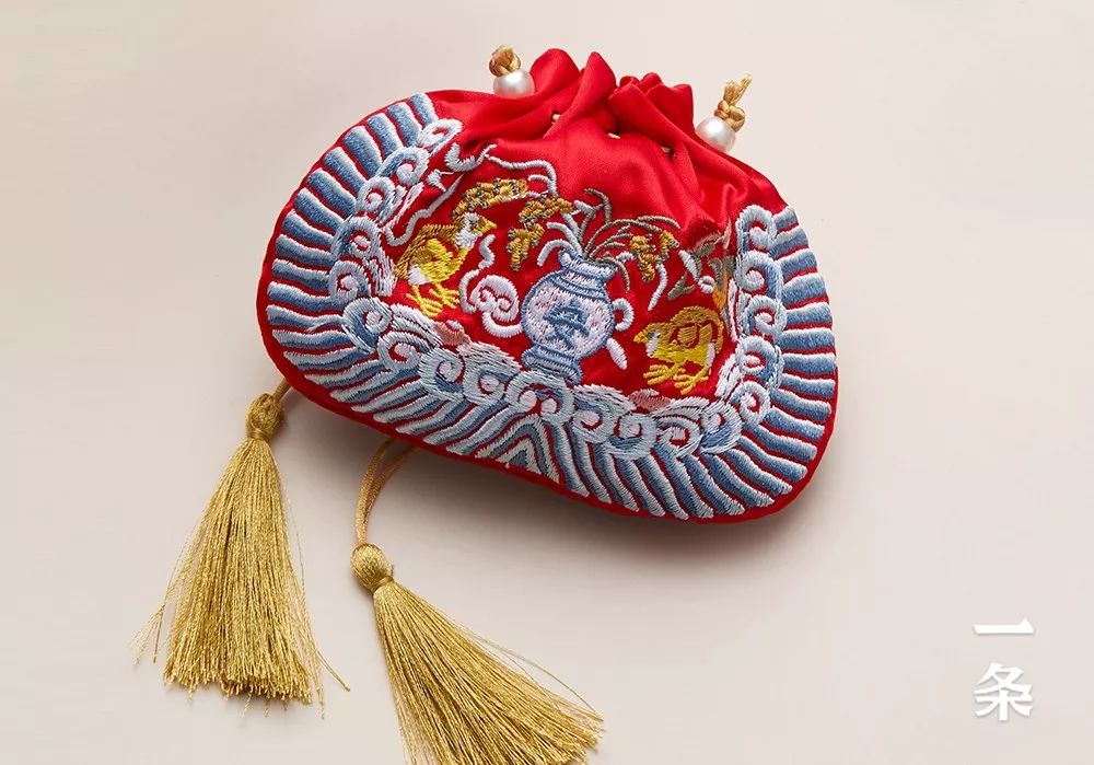 故宫同款的刺绣荷包里面装着紫禁城的开运红绳chin美物