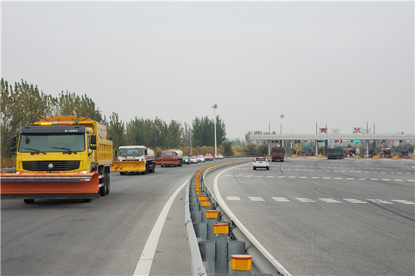 [河北]衡德高速开展"同心向党,一路畅行"路警企联合除雪演练(图)