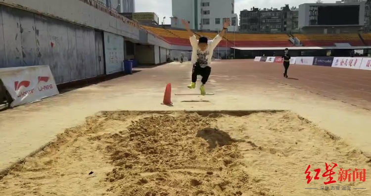 云南,正在进行体育训练的孩子们