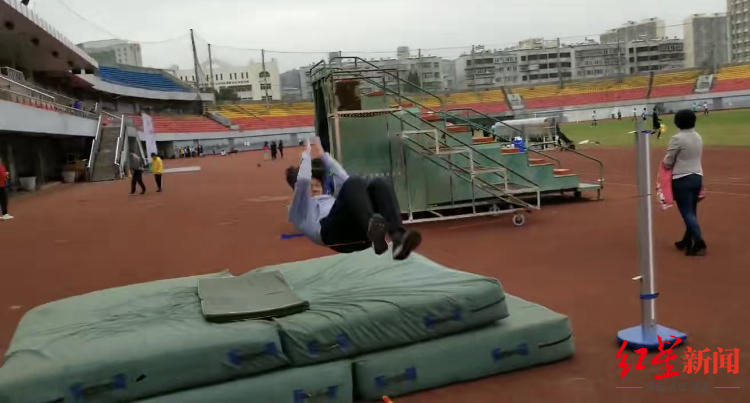 云南,正在进行体育训练的孩子们