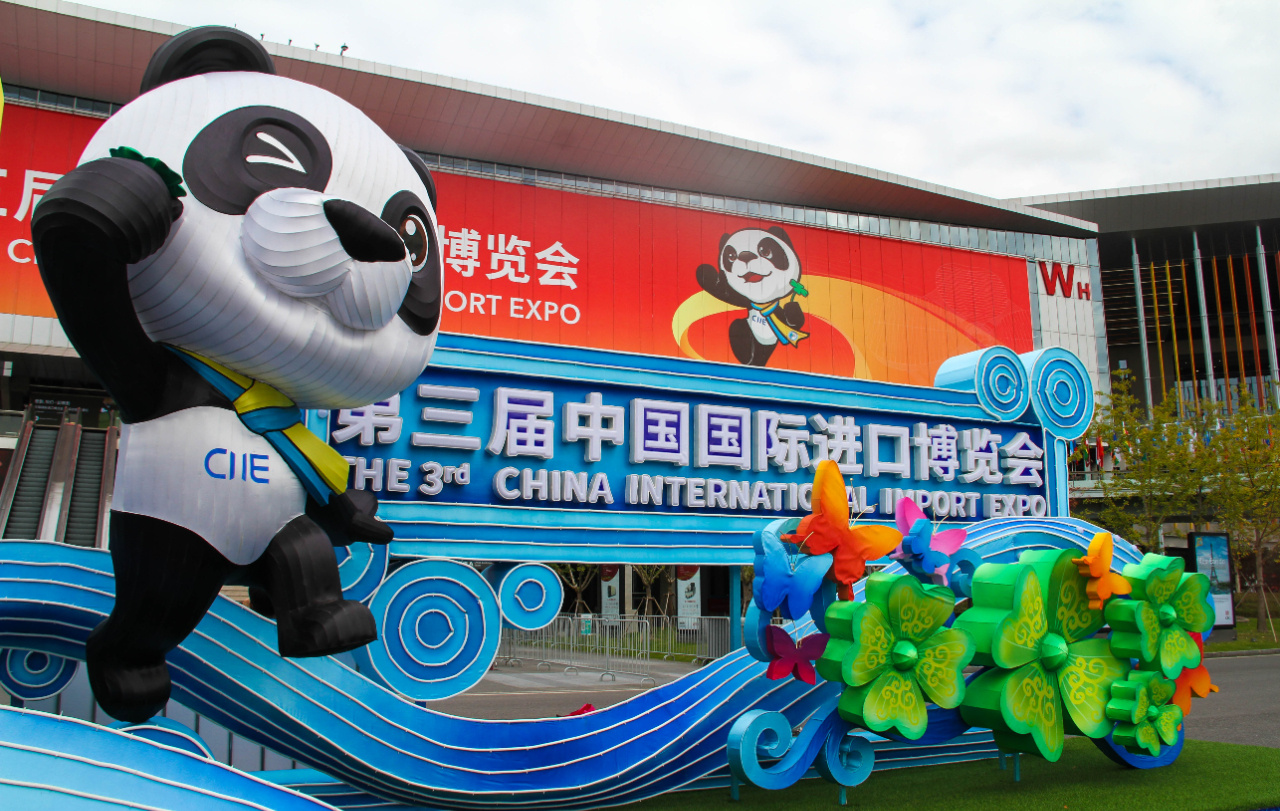 进博会的吉祥物熊猫"进宝" 许凯摄