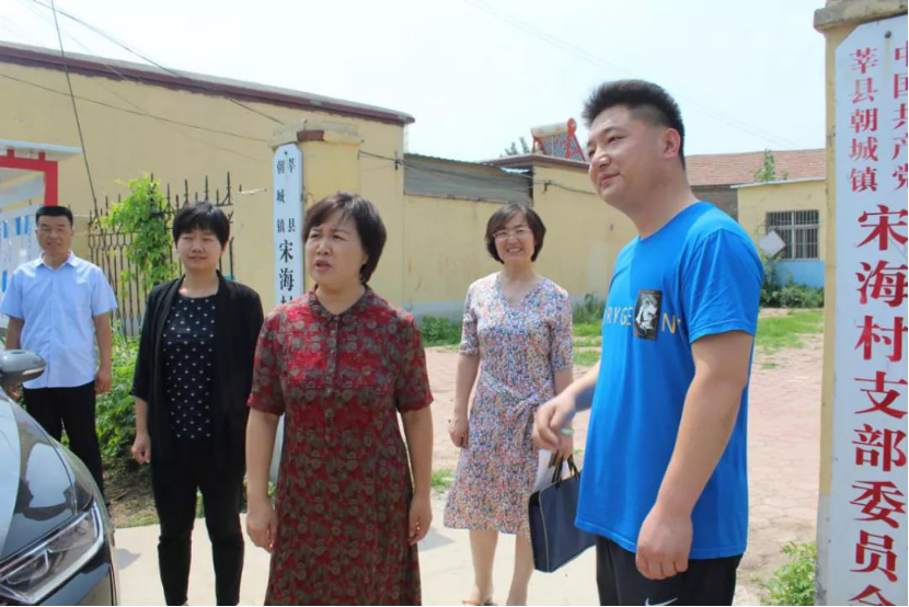 莘县委常委,统战部部长孙孟花在调研民族村居