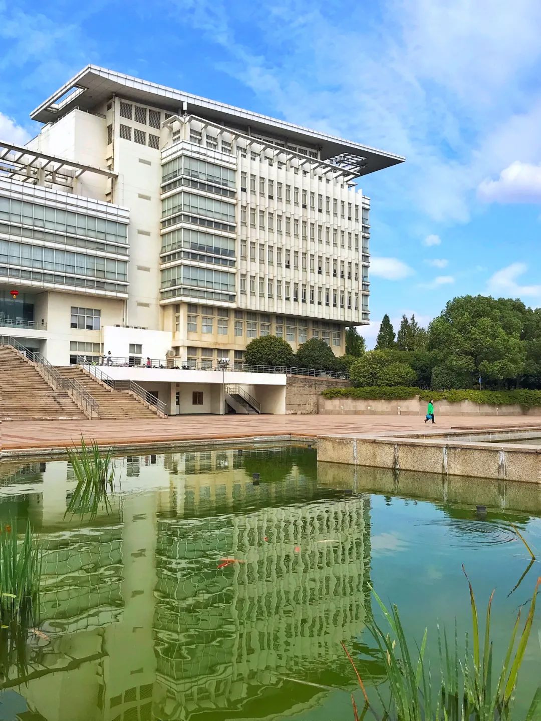 里面映着人间犹如一块块天然之境分散在校园里的湖也自有韵味仙林校区