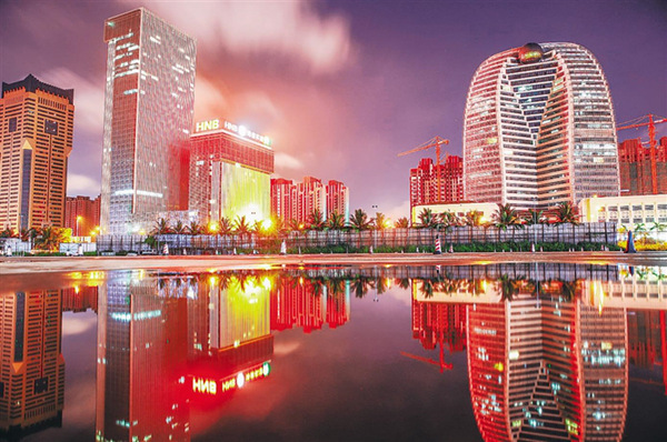 华灯初上的海口国兴大道cbd. 本报记者 张茂 摄