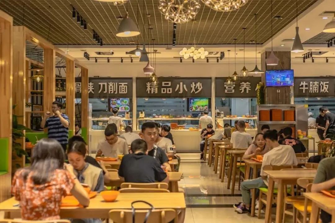 一顿味蕾上绽放的美好想必大家都在尽情享受充满烟火气的食堂人山人海