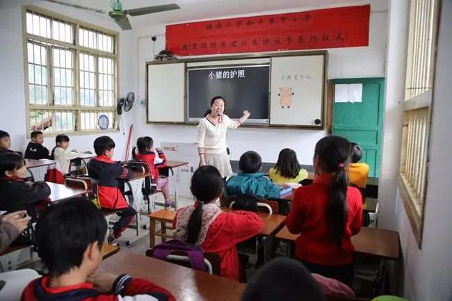 福南小学语文教师送课到平香甲小学.马东桂摄