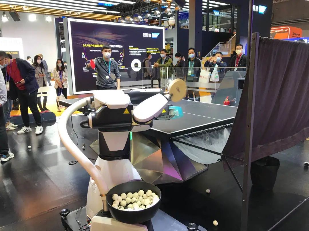 基于高通机器人RB5平台打造的庞伯特乒乓球机器人训练系统，金凤摄