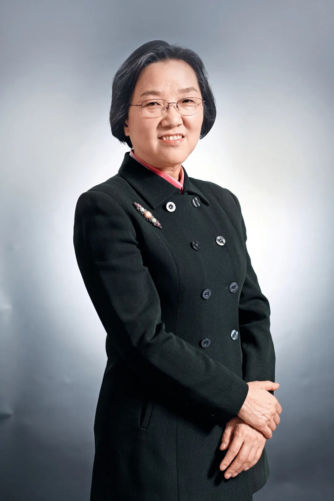 经济学硕士, 高级经济师,历任中国人民银行外资金融机构管理司副司长