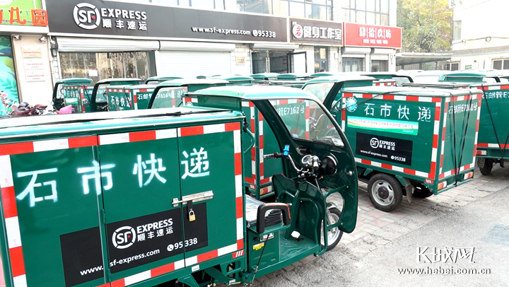 等待装件的快递车。