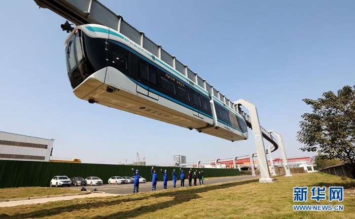 中铁科工集团自主研发的悬挂式单轨列车9日成功完成无人驾驶运行试验.