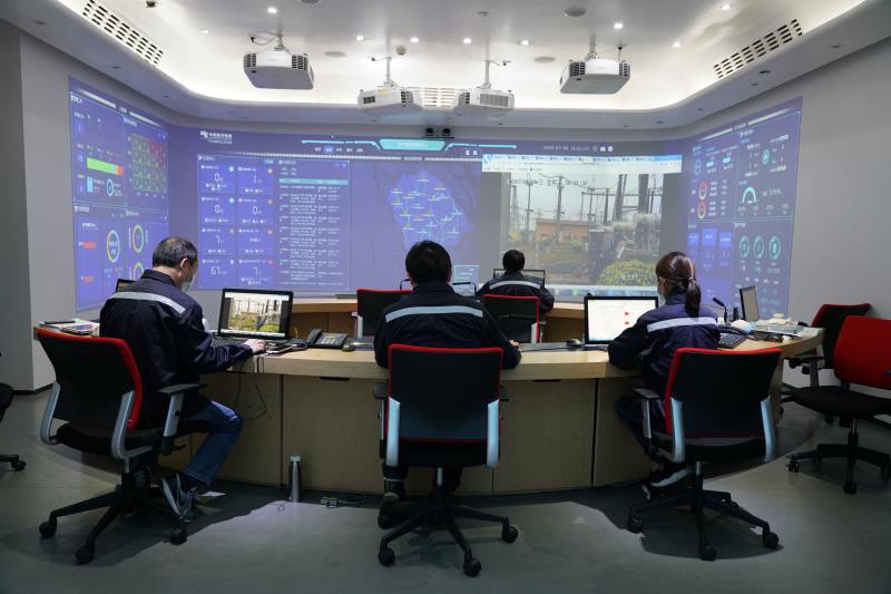 中山供电局生产监控指挥中心,通过数字化技术,对电力设施进行远程监控