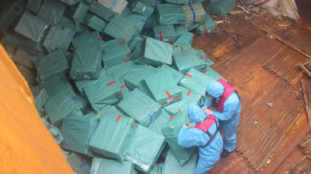 ▲海警执法员对货物进行检查