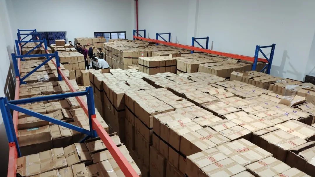 ▲海警执法员清点涉案香烟