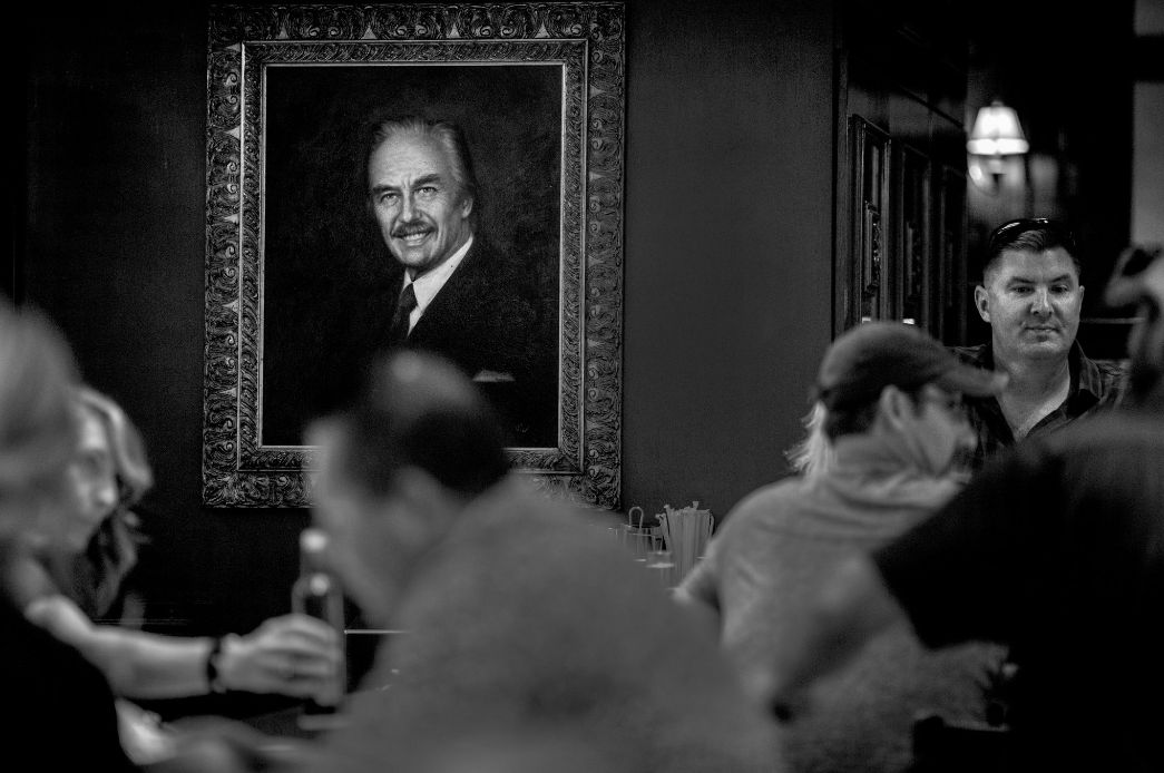  △弗雷德·C·特朗普的肖像被挂在特朗普大厦内的特朗普烧烤店