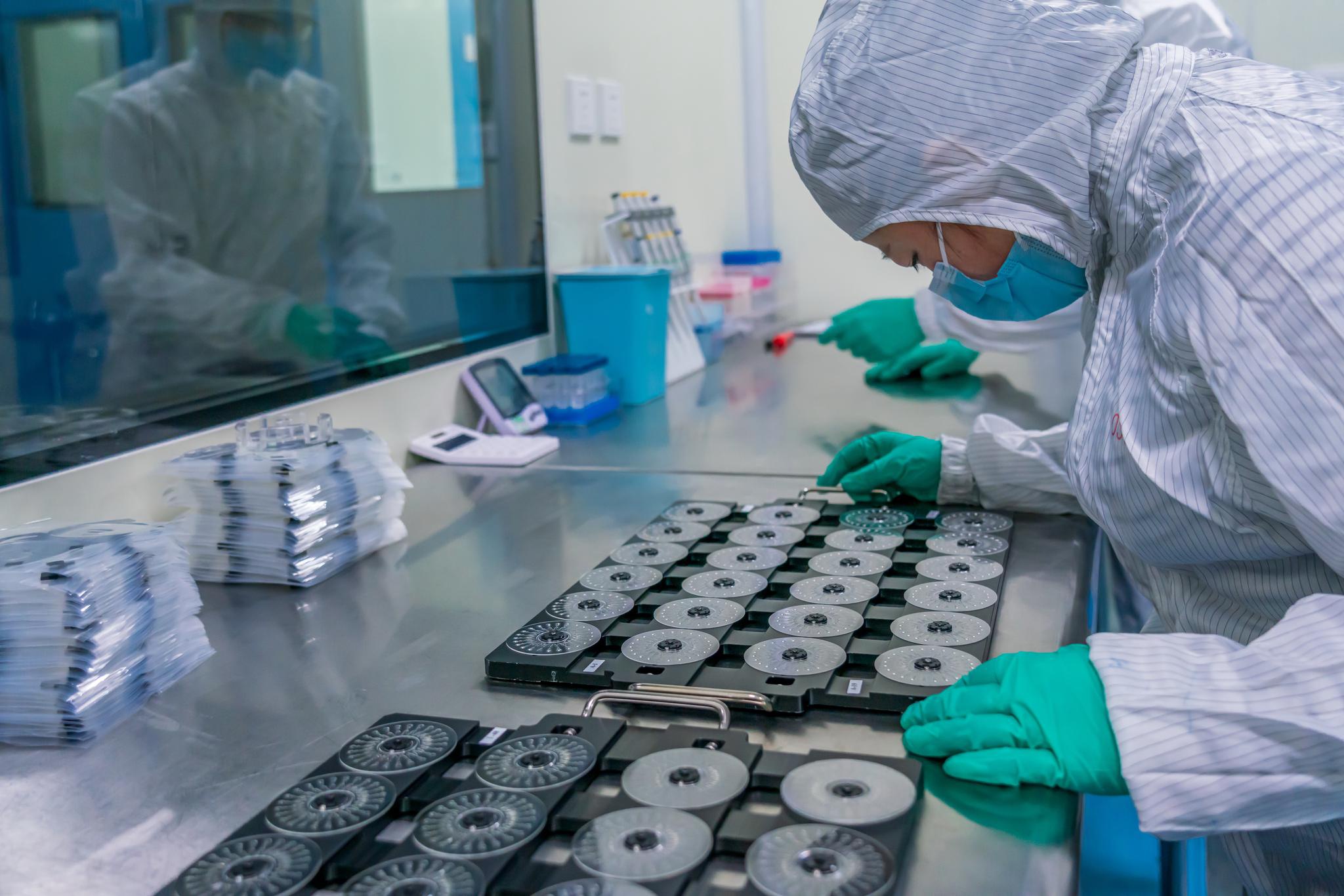 成都博奥晶芯生物科技有限公司生产场景摄影:张志强