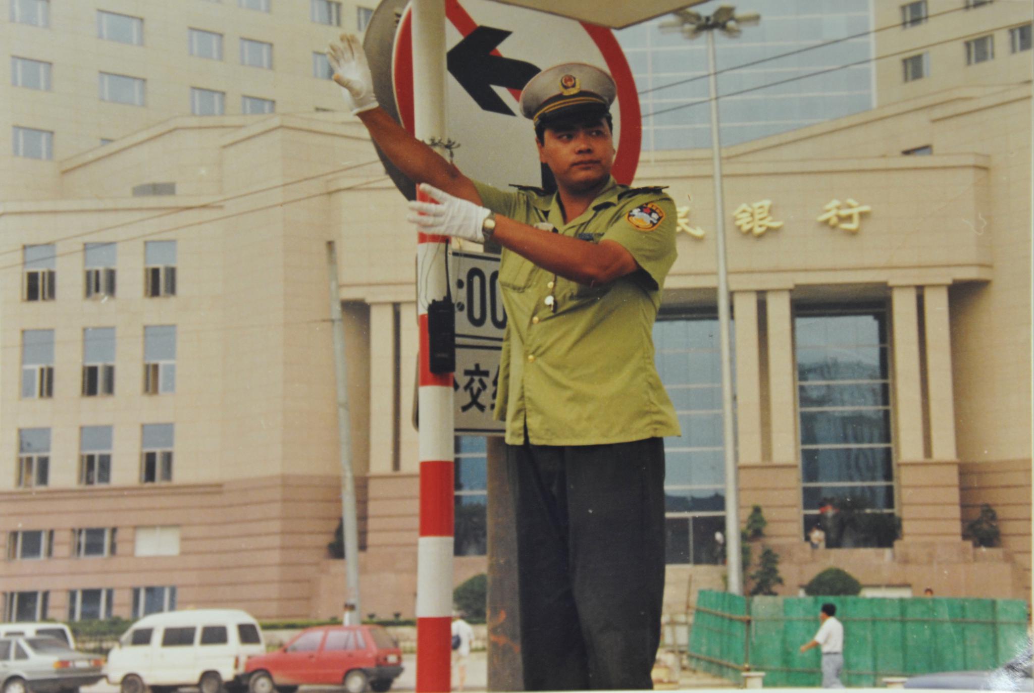 上世纪90年代初,陆家嘴主干道当属浦东大道和浦东南路,但道路条件有限