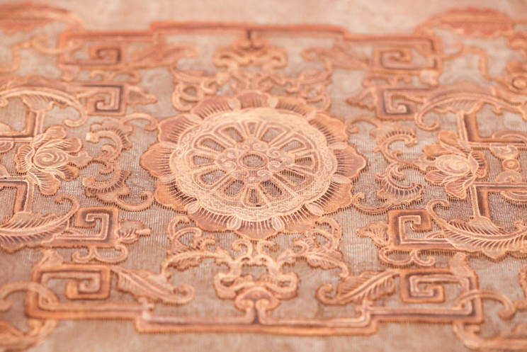 漆纱传世的实物极其罕见,您现在看到的这件是故宫修复团队用了接近六