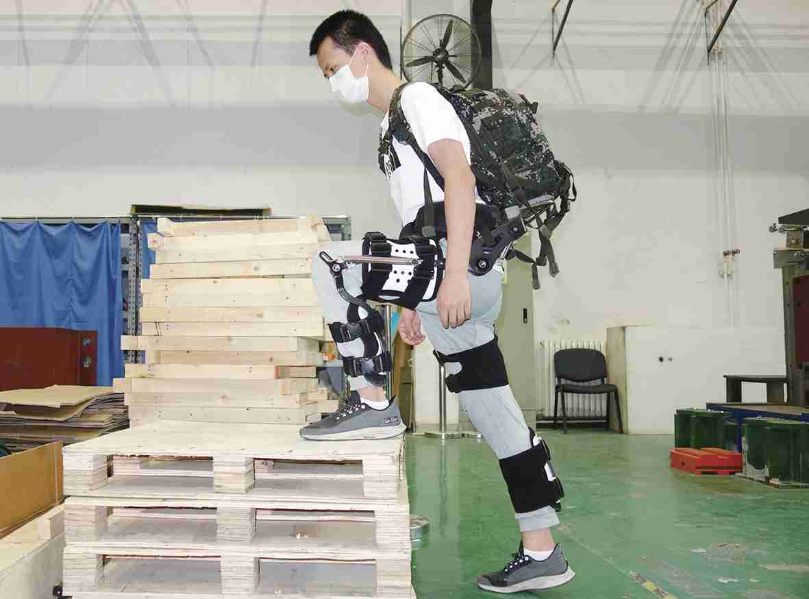 钢铁侠 成为现实 我国科研团队成功研发首批敏捷型无动力外骨骼 手机新浪网 钢铁侠 成为现实 我国科研团队成功研发首批敏捷型无动力外骨骼 手机新浪网
