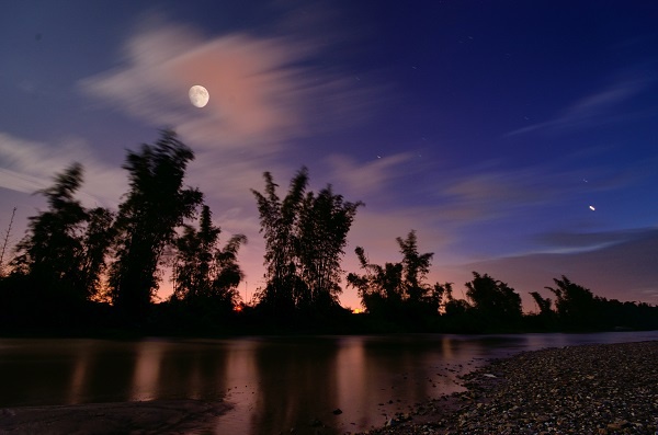 "祖国西南边陲小城,一轮明月挂在天边,傍晚的天空被晚霞染红,诉说着一