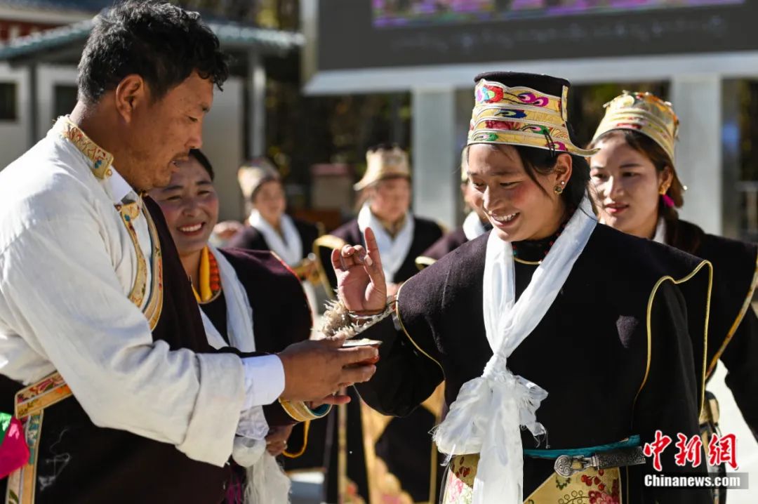 图为民众互敬青稞酒,欢度工布新年.&nbsp;&nbsp;何蓬磊&nbsp; 摄