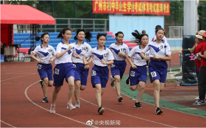 中学生跑步(图源:央视新闻)