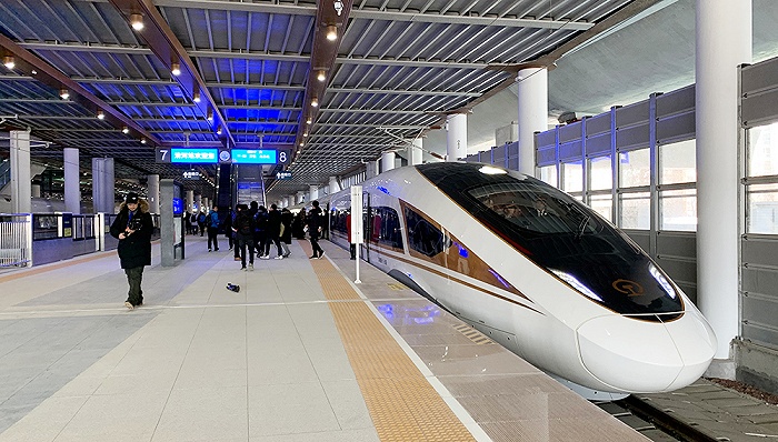 京张高铁：携带滑雪板搭乘高铁 需要购买专门的雪具快运服务