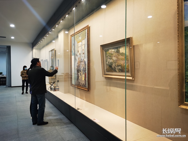 中国艺术研究院油画院——胡昌茕介绍本次展览的内容.